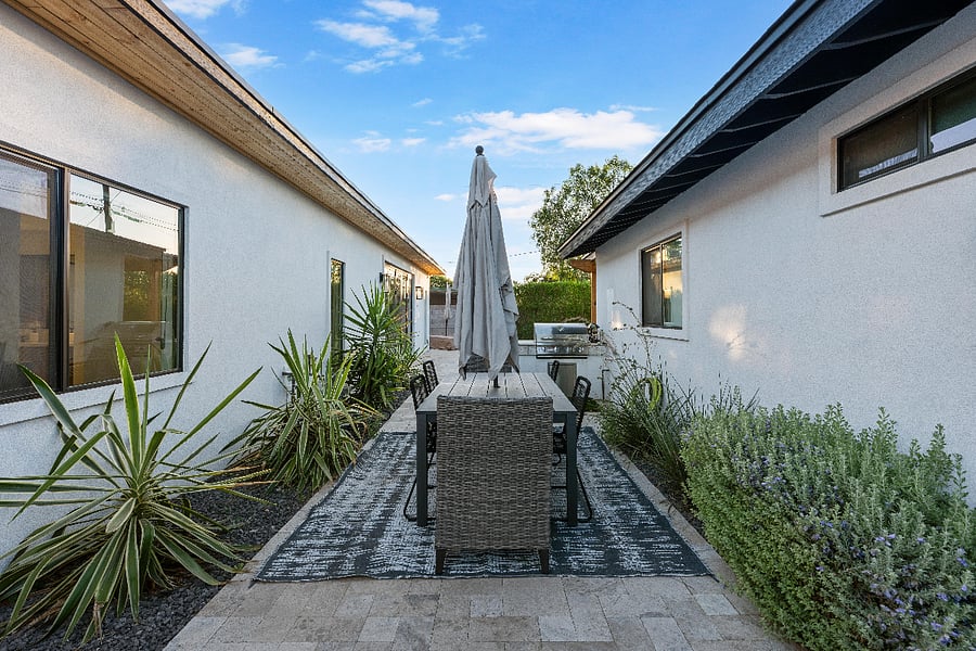 Outdoor dinning and BBQ