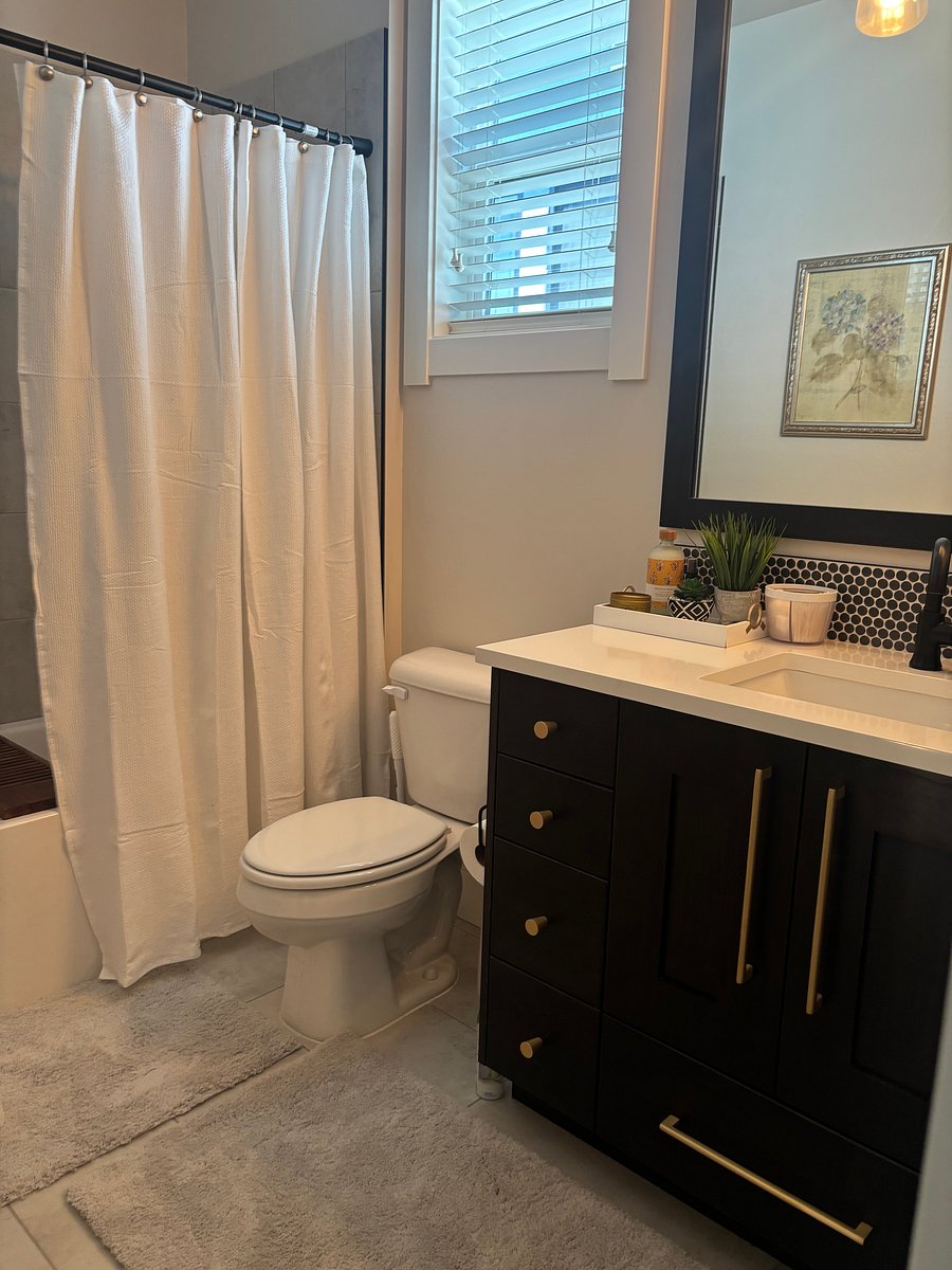 Full bath upper level