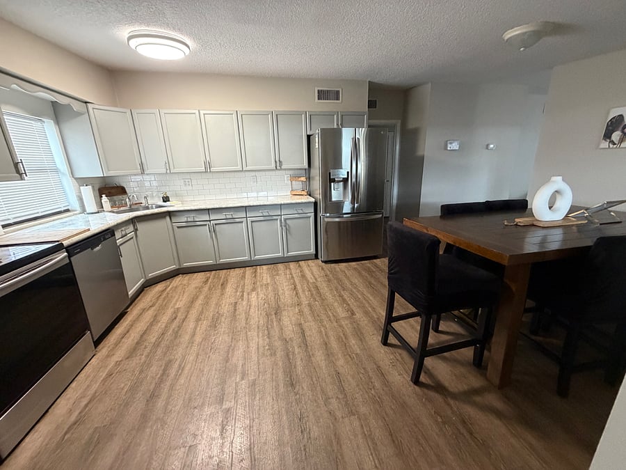 Eat in Kitchen with High Top Table for 6 people
