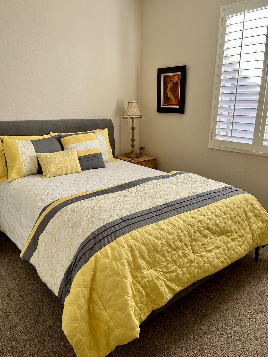 Guest bedroom.