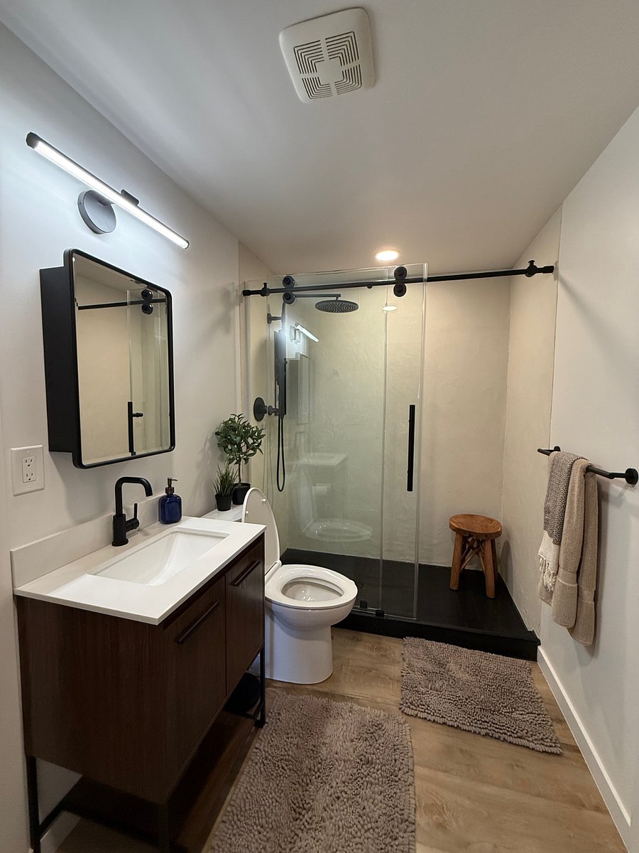 Lower Level Jack and Jill full bathroom.