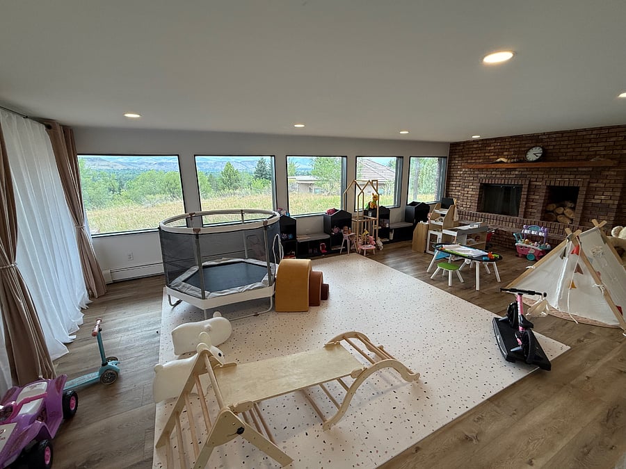 Play room for toddler / younger kids. Can be cleared for yoga / fitness room on request.