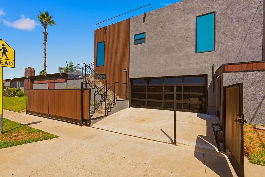 Private gate entryway to 2bed.2bath guesthouse