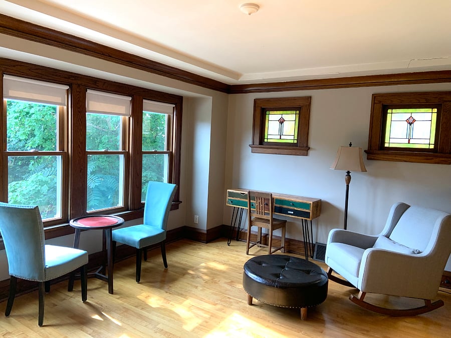 Tree house vibes in the second living room for relaxing, reading, having tea / coffee amongst the trees.