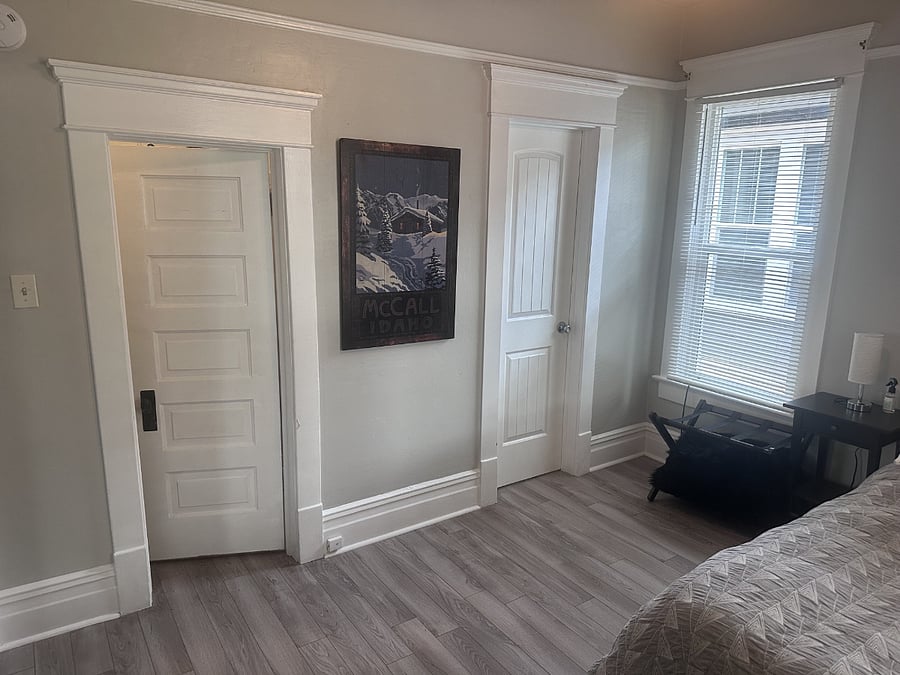 Another view of the room.