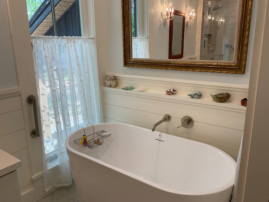 Bath tub