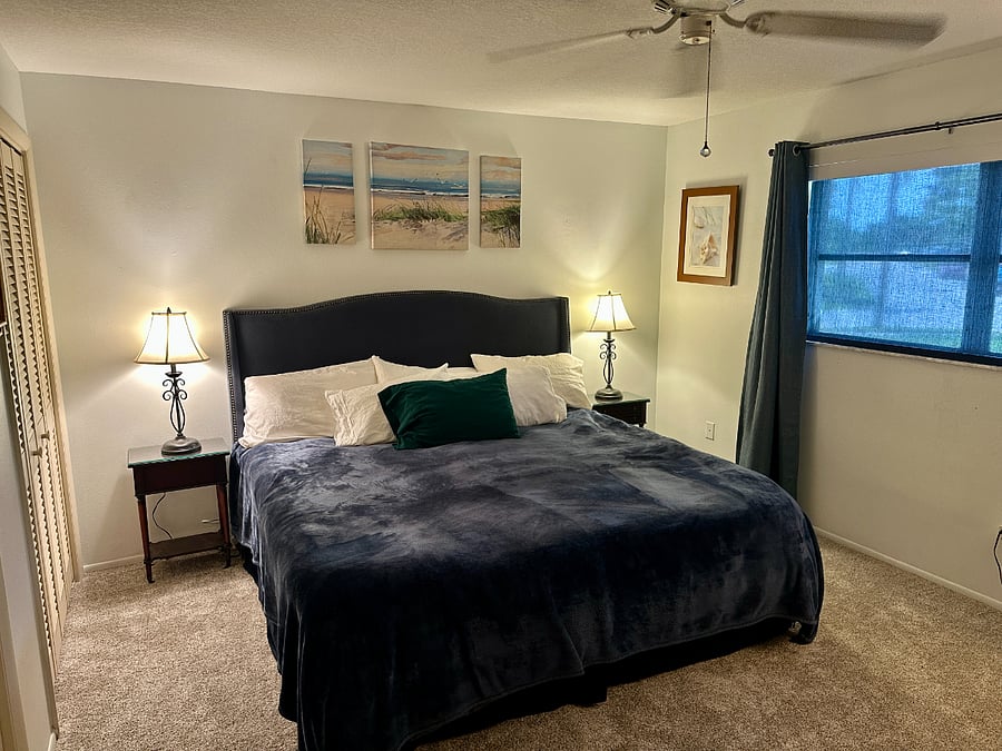 Bedroom with Kingsized Bed.