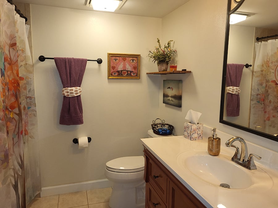 Upstairs guest bath