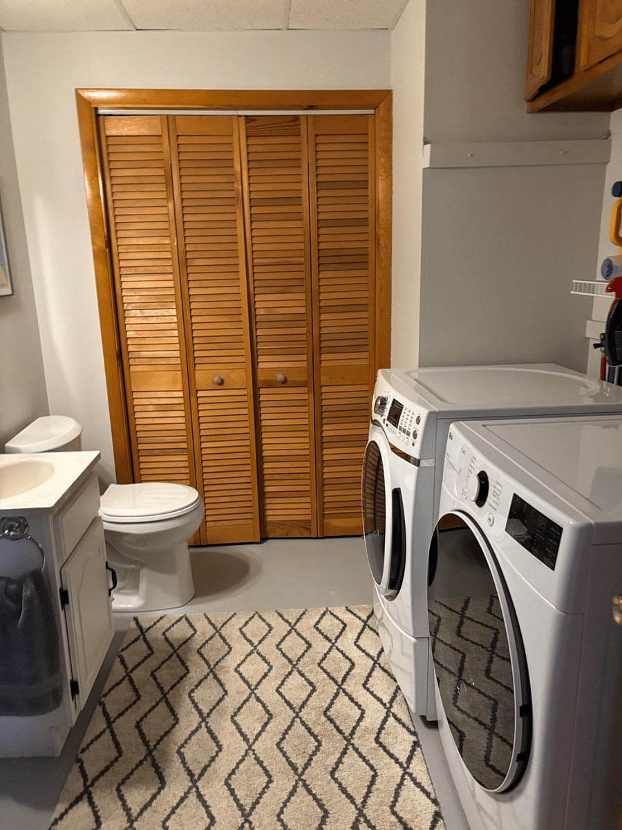 1/2 Bath with Washer and Dryer