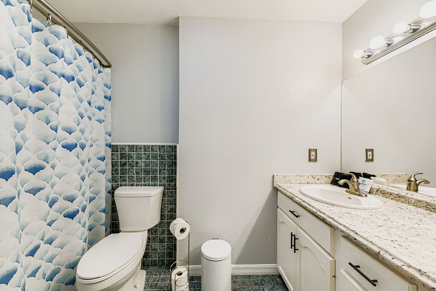 Hallway full bathroom with shower/tub combo.