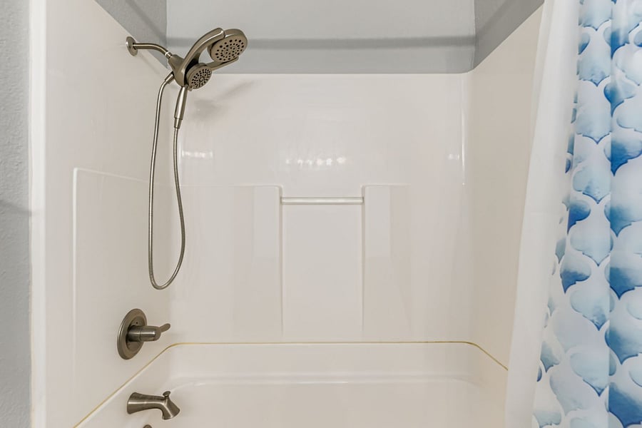 Hallway full bathroom with shower/tub combo.