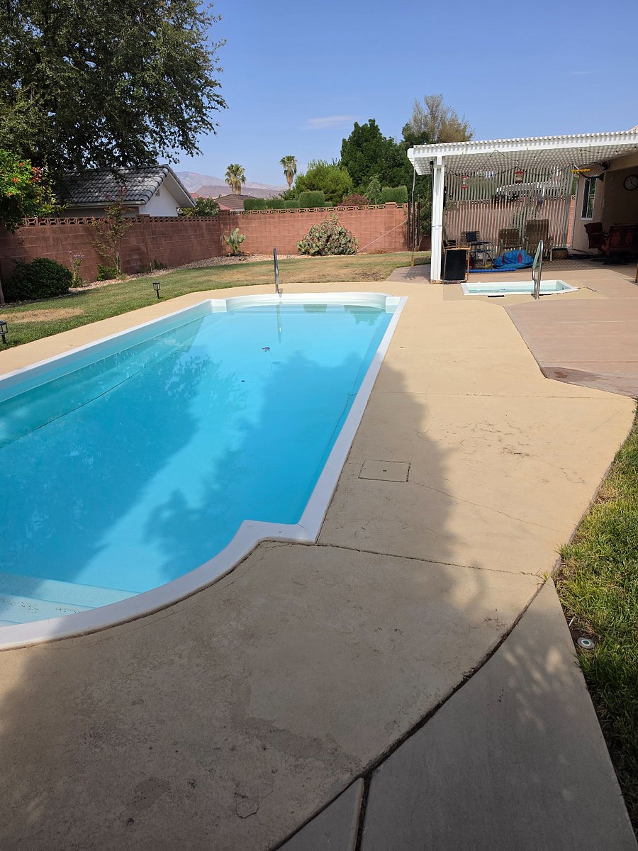 Sun heated pool
Heated hot tub