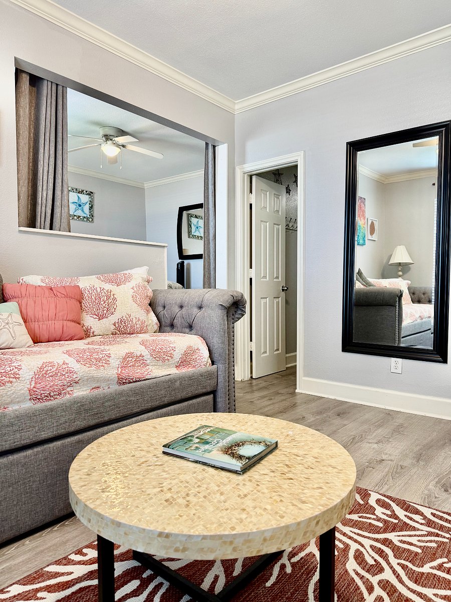 Trundle room looking at bathroom door