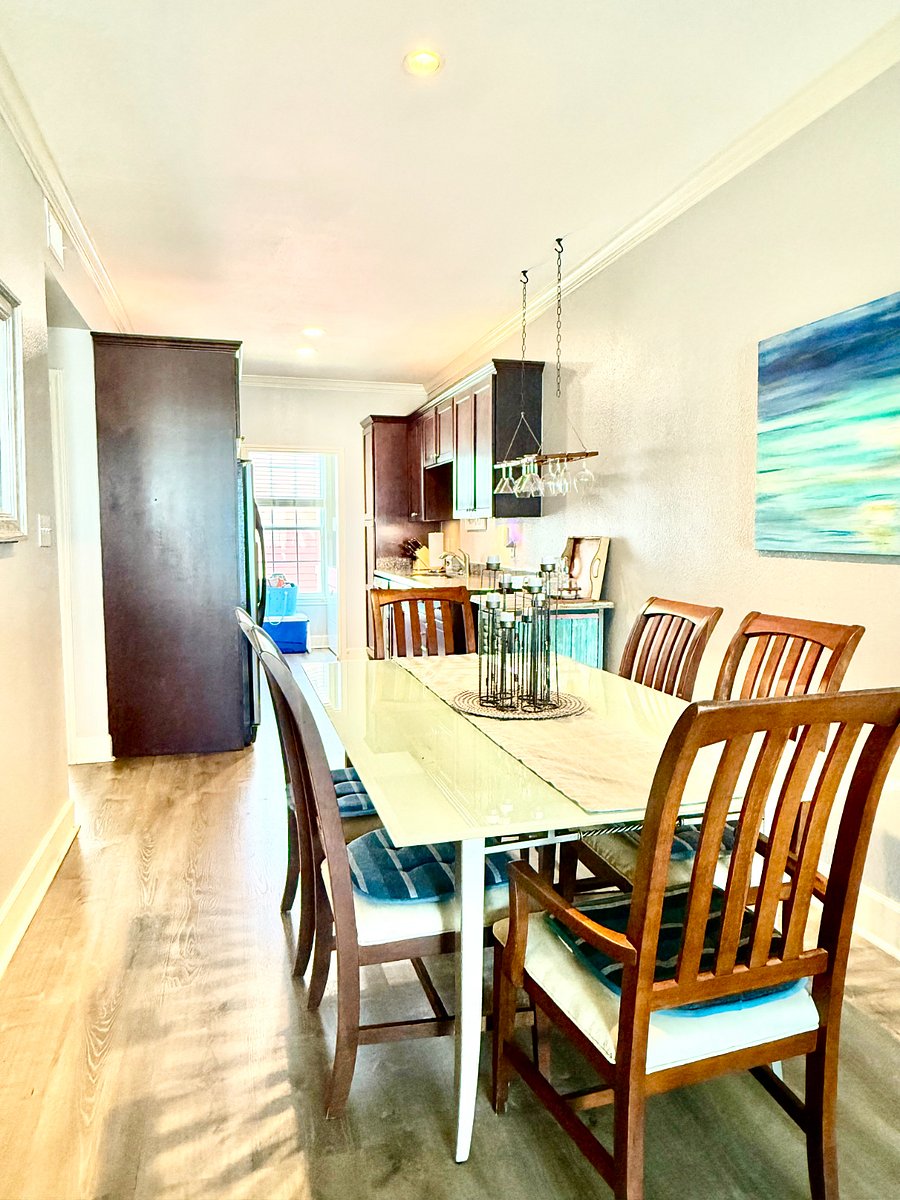Dining room looking into kitchen