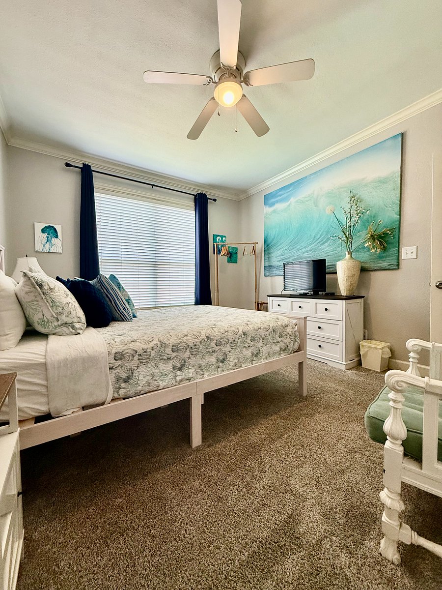 3rd bedroom with queen bed