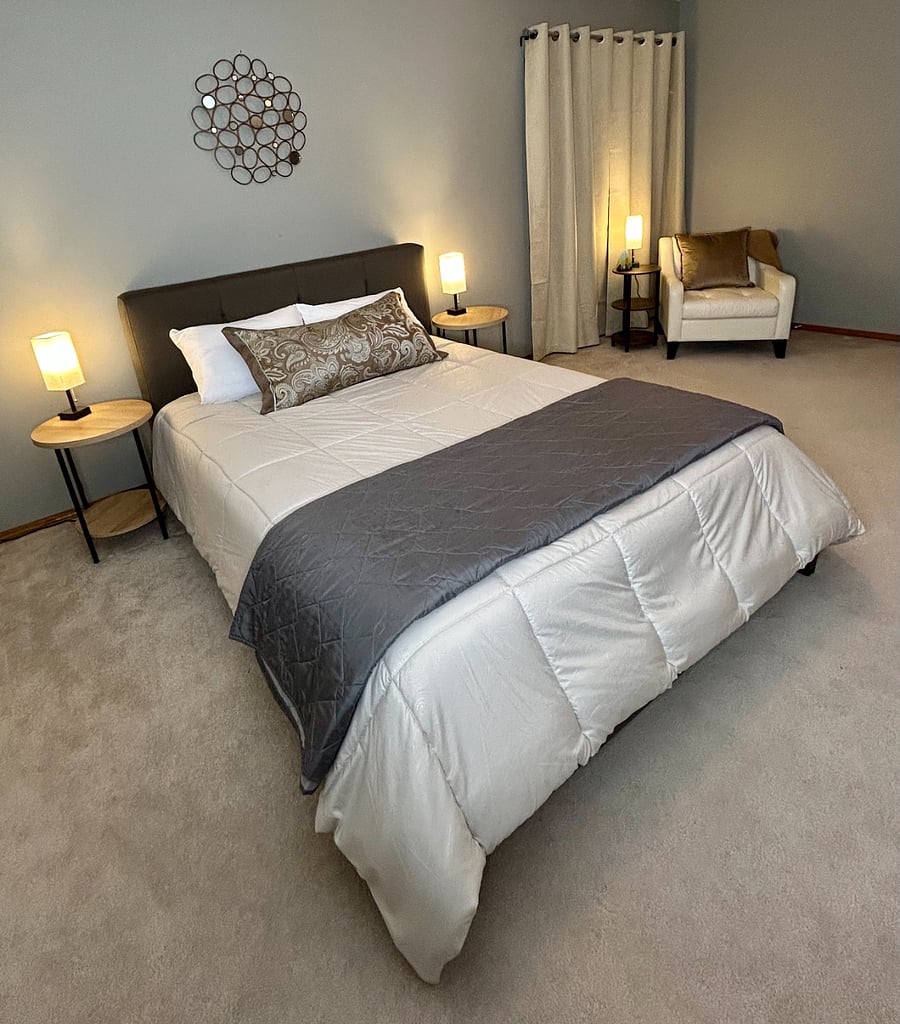 Upstairs Queen Bedroom with Sitting Area