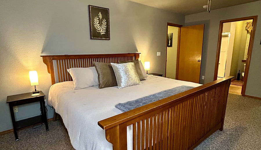 Upstairs Master (King) Bedroom
