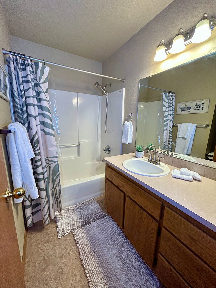 Upstairs Hall Bathroom