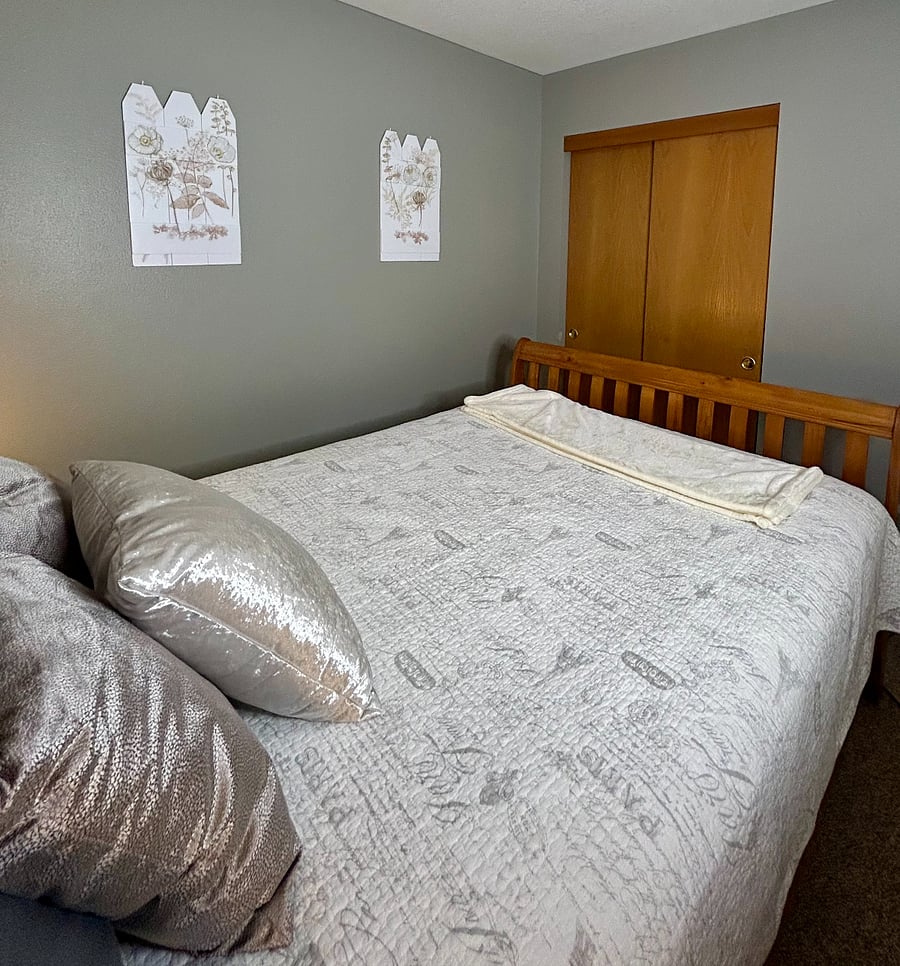 Upstairs Queen Bedroom with Closet