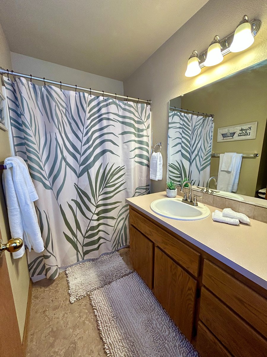 Upstairs Hall Bathroom