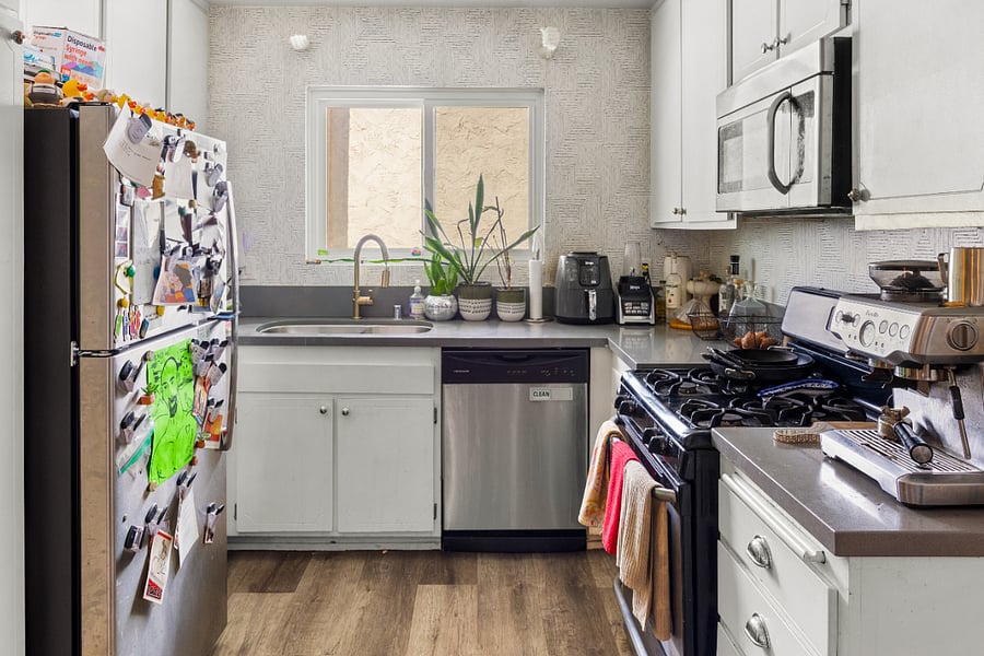 Full appliances, including: Breville espresso maker, Ninja commercial blender, Ninja air fryer, Ninja piza oven, dish washer, and full cooking materials