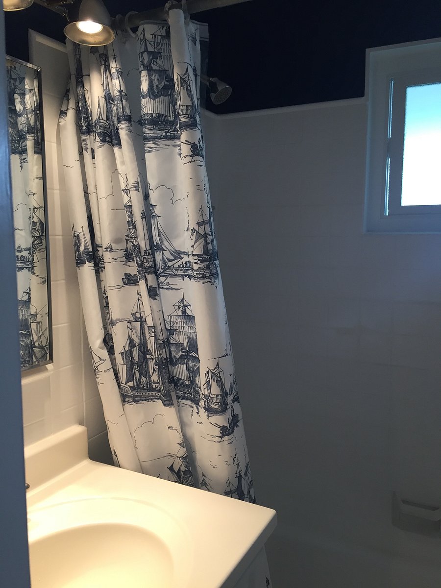 Upstairs full bath