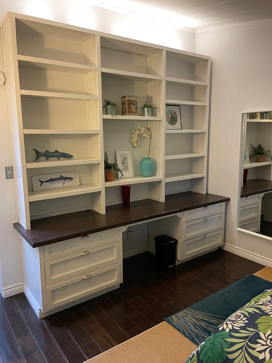 Build in shelves and desk in primary