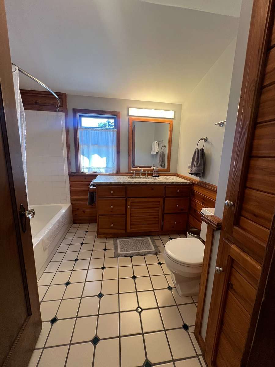 Upstairs Bathroom - Fully bathromn with tub/shower combo