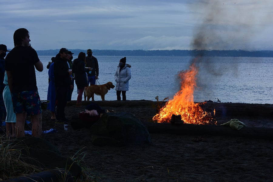 Bonfires are allowed seasonally.