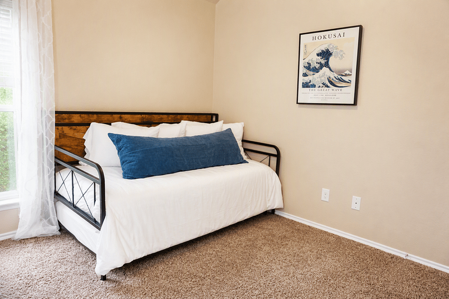 Flexible bedroom space for guests, family or work.  Trundle bed sleeps 2.
