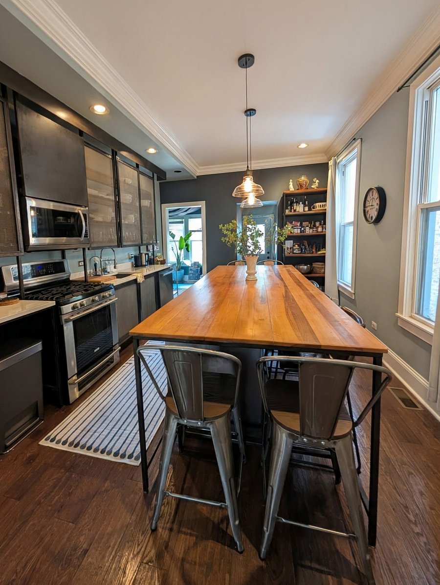 Tall ceilings, large kitchen table, cutlery and cooking utensils included.