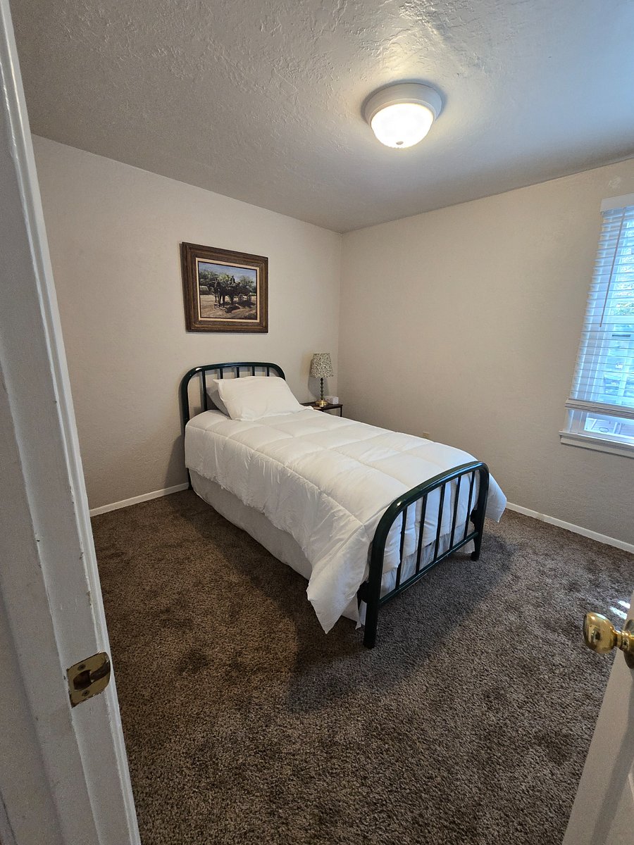 Smaller bedroom, single bed, reach-in closet
