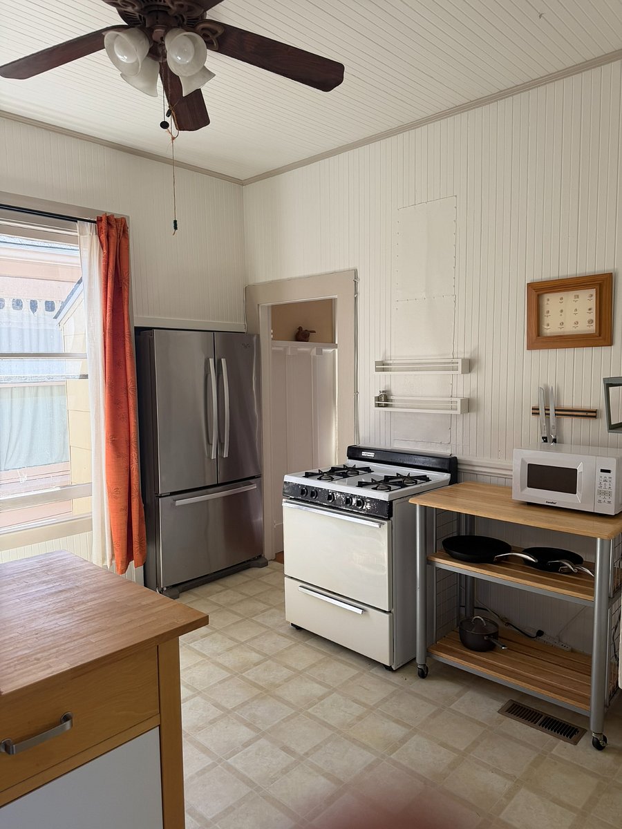 Kitchen - gas stove/oven