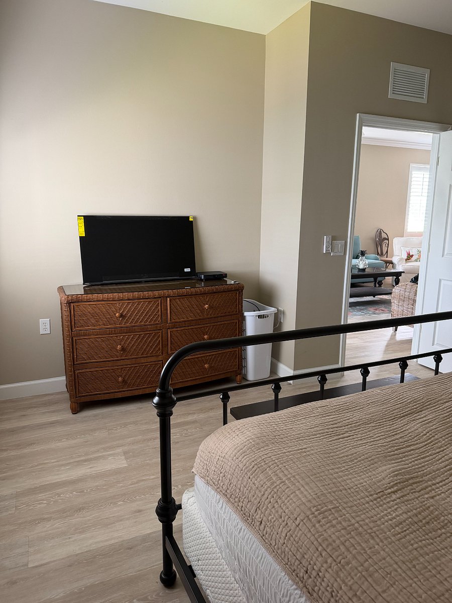 Master Bedroom/Smart Roku TV