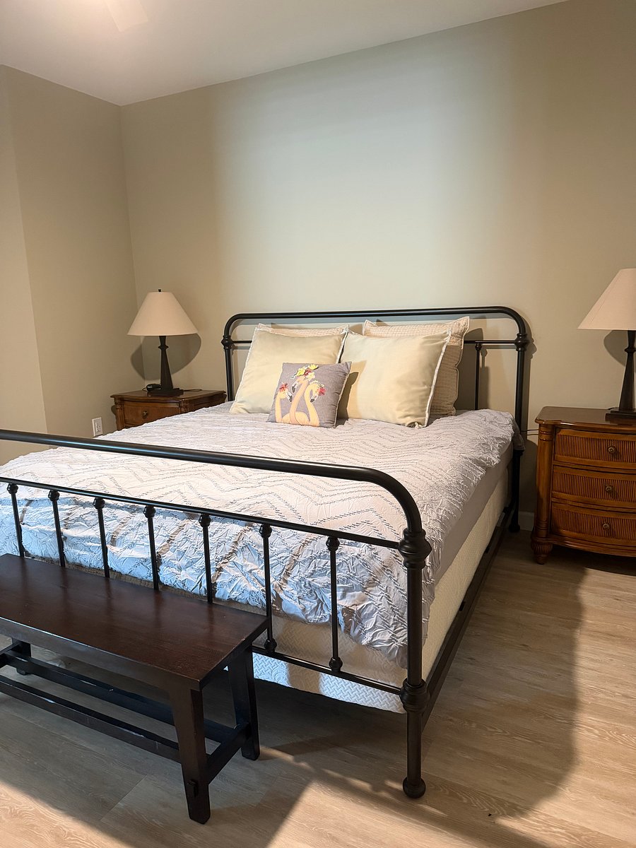 Master bedroom - king bed