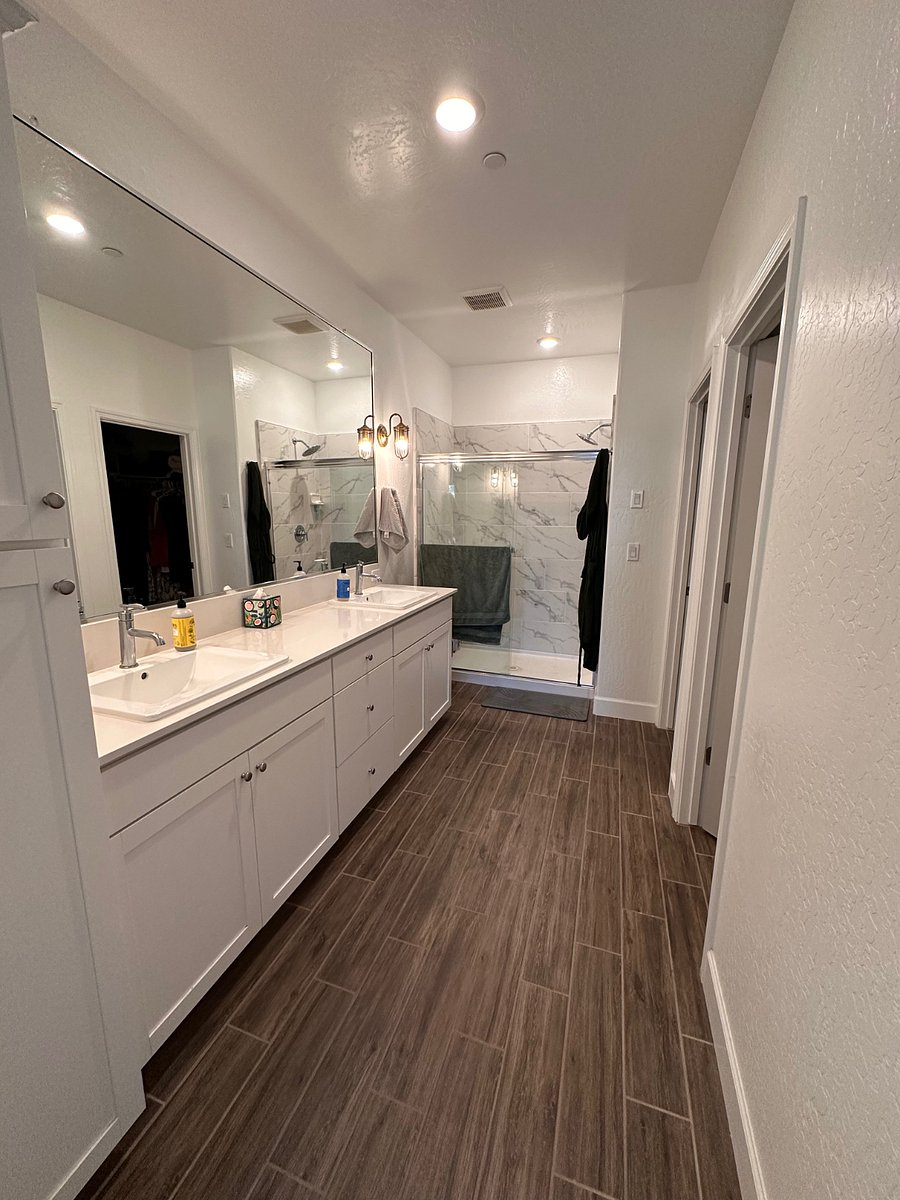 Master bath with two sinksp