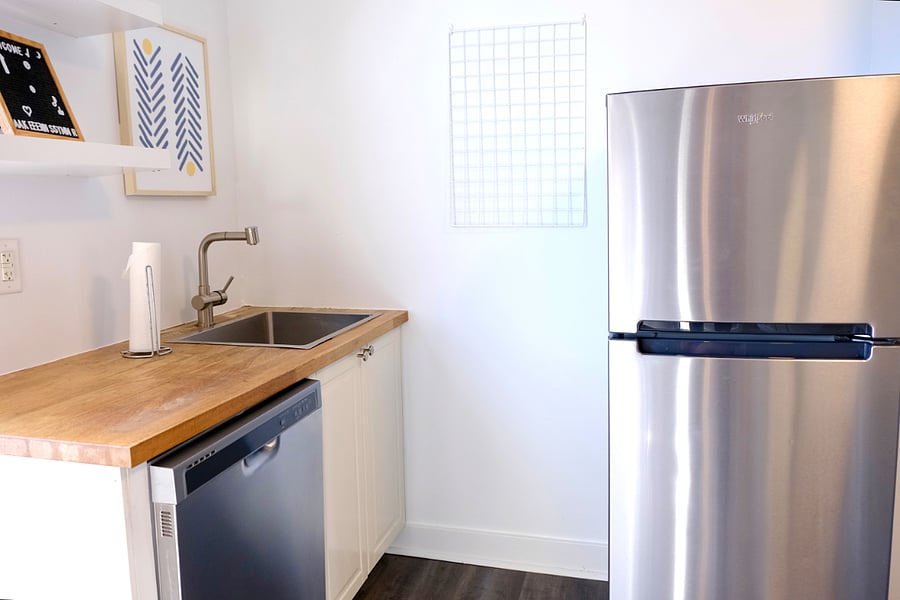 Kitchen Sink/fridge