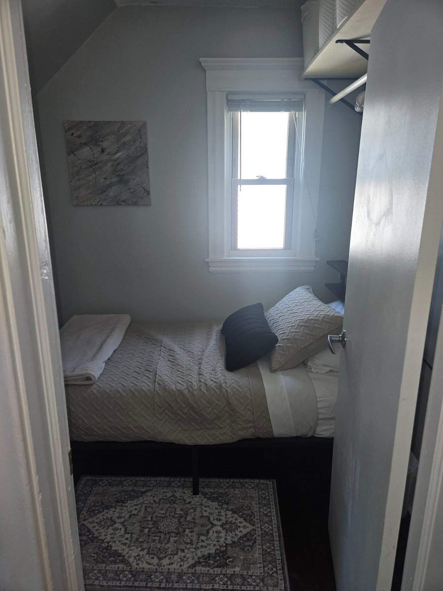 2nd bedroom with twin bed