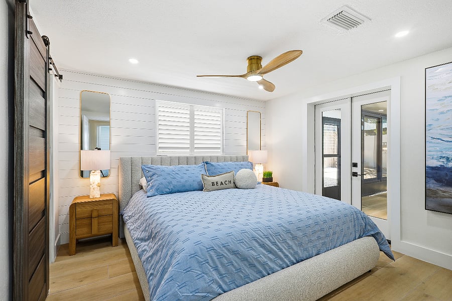 King size bed amazing sleeping area. Fan and master bathroom with Bluetooth speaker for your favorite song.