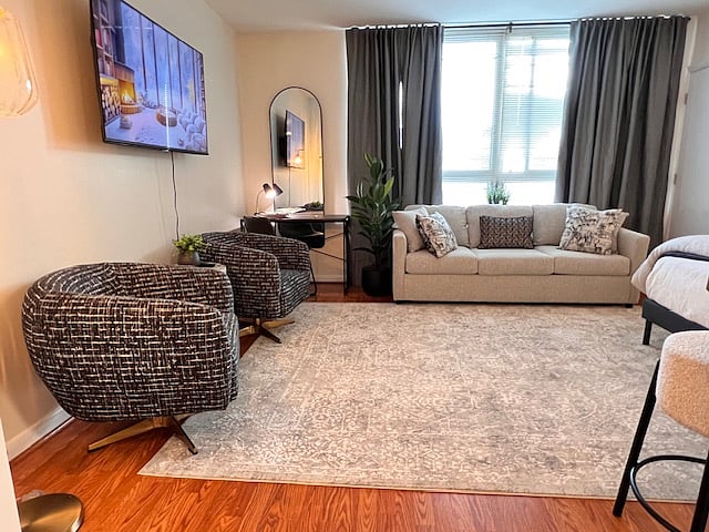 Room for four people to visit.