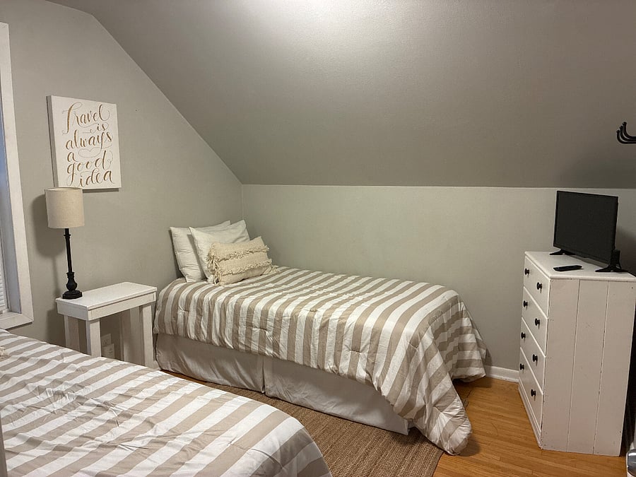 Guest bedroom has 2 twin beds 