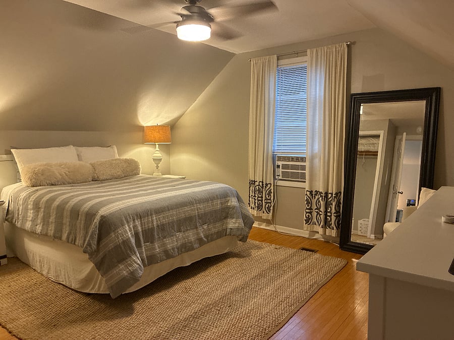 Master bedroom queen bed