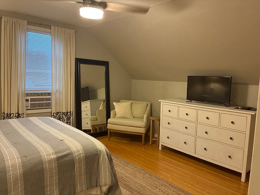 Master bedroom queen bed