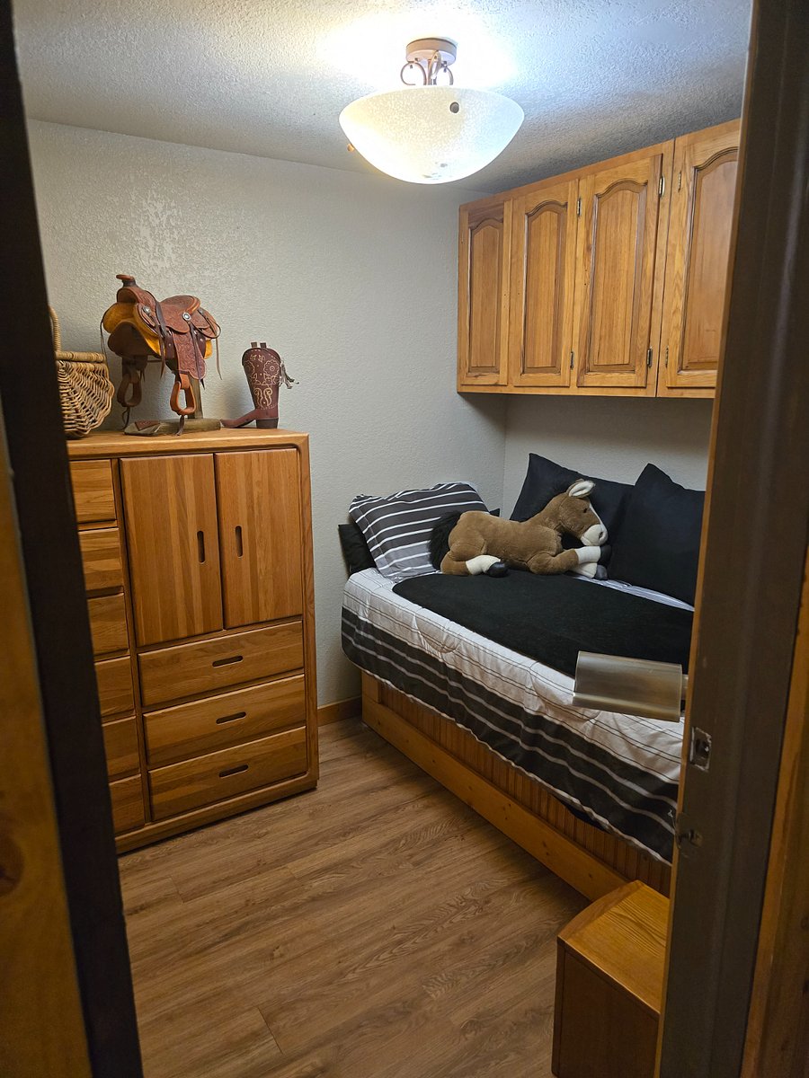 Guest bedroom, single bed, small but cozy
