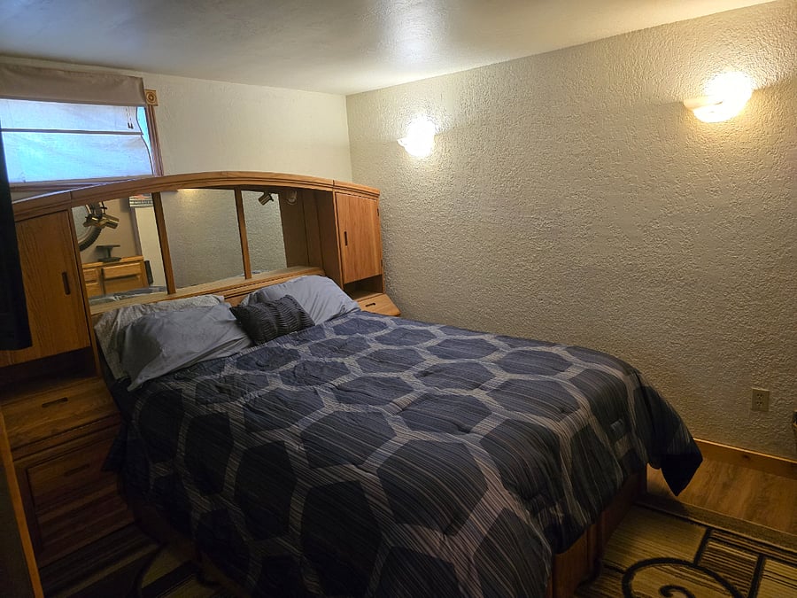Master bedroom, Queen mattress, with under dresser