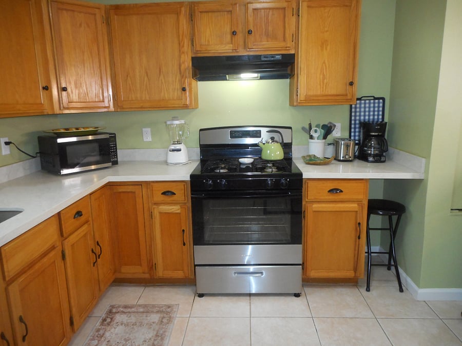 This kitchen is well-equipped if you like to cook!