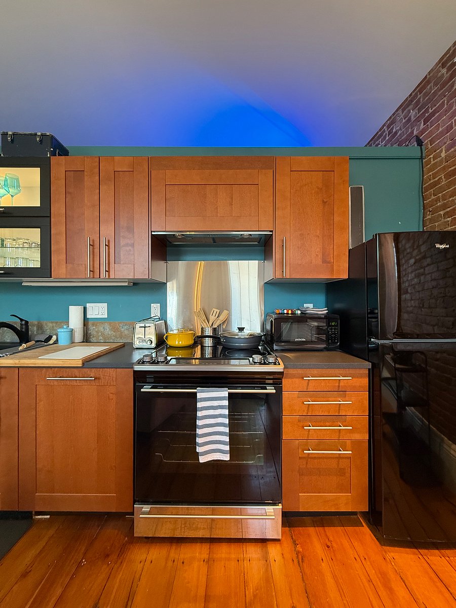 full kitchen with toaster, microwave, and electric kettle