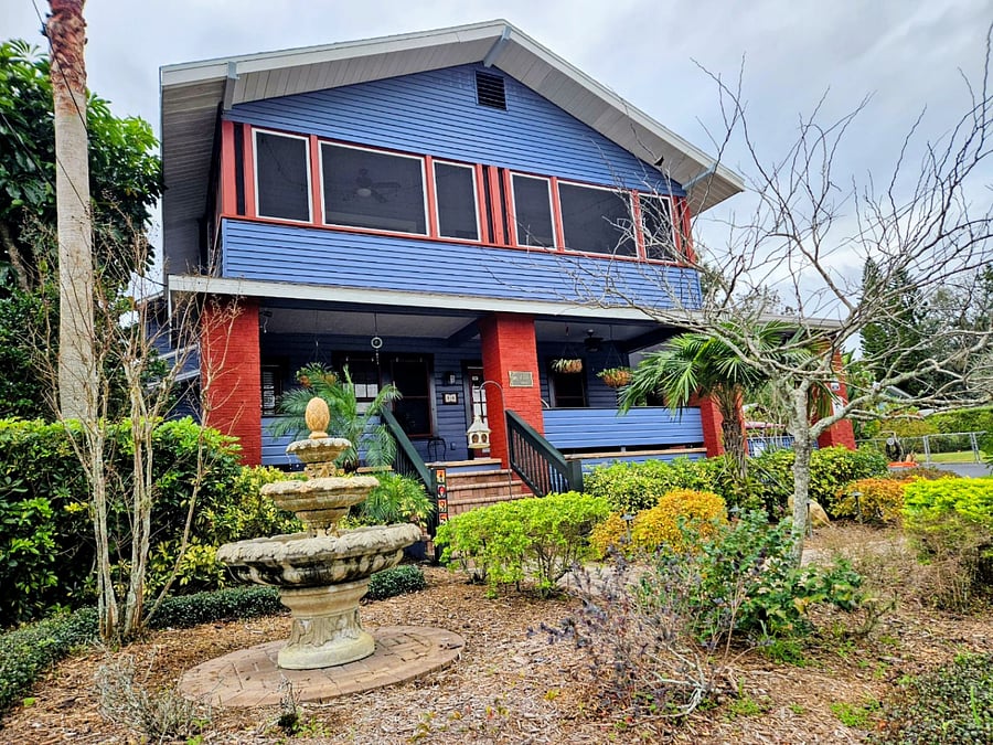 This is a 2nd story unit on a quite street, close to several parks along the Hillsborough River.
