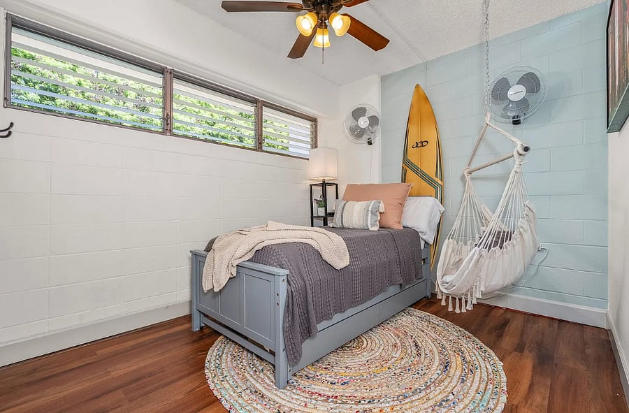 Use the hammock chair or detach and pull out the extra trundle bed for extra sleeping. 