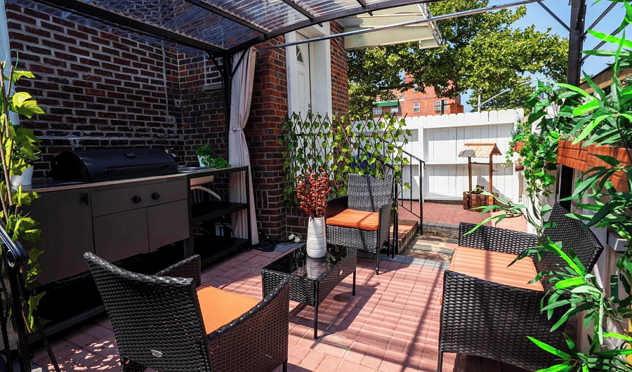 Beautiful Enclosed Patio with Outdoor Kitchen
